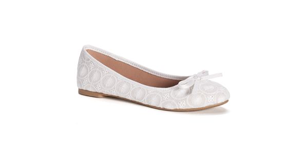 white flats bow