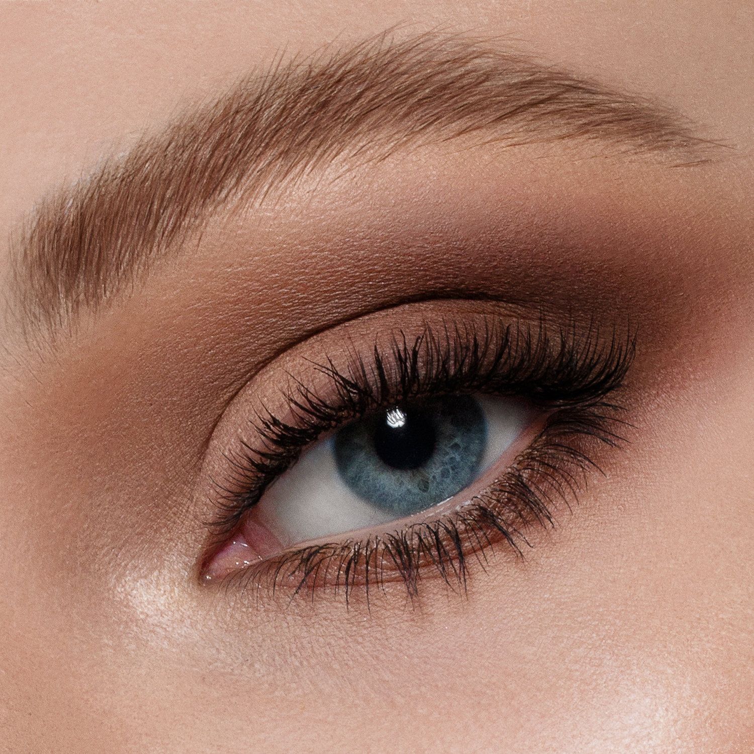 Eyeshadow plays a vital role in the coquette makeup trend. Sultry eyes and wispy lashes are hallmarks.