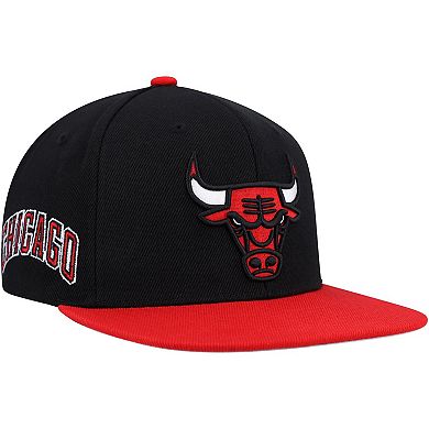 Men's Mitchell & Ness Black/Red Chicago Bulls Side Core 2.0 Snapback Hat