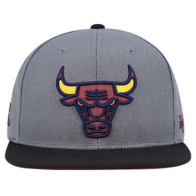 Men's Mitchell & Ness Gray/Black Chicago Bulls Core Snapback Hat