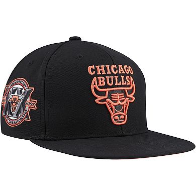 Men's Mitchell & Ness Black Chicago Bulls Core Snapback Hat