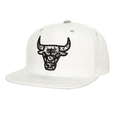 Men's Mitchell & Ness White Chicago Bulls Day 4 Snapback Hat