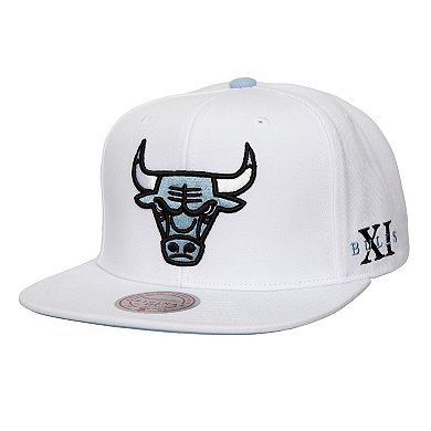 Men's Mitchell & Ness White Chicago Bulls Core XI Snapback Hat