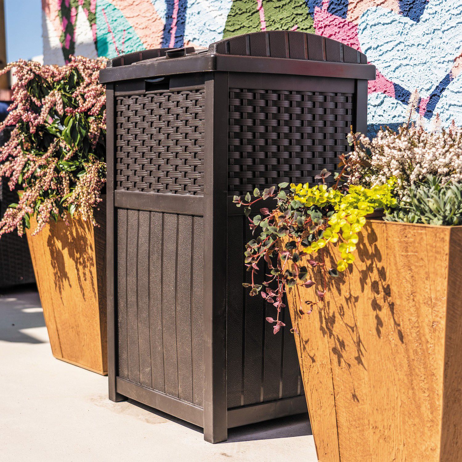 Suncast Ghw1732 Trashcan Hideaway Outdoor 33 Gallon Garbage Waste Bin
