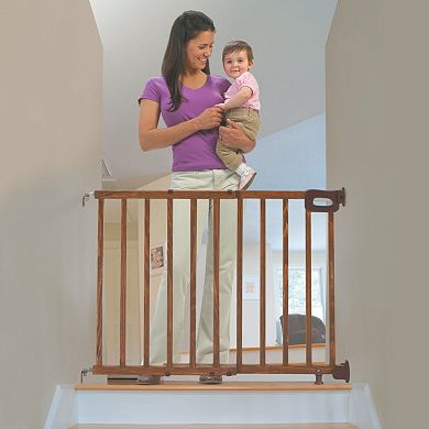 Summer Infant Deluxe Stairway Wood Gate