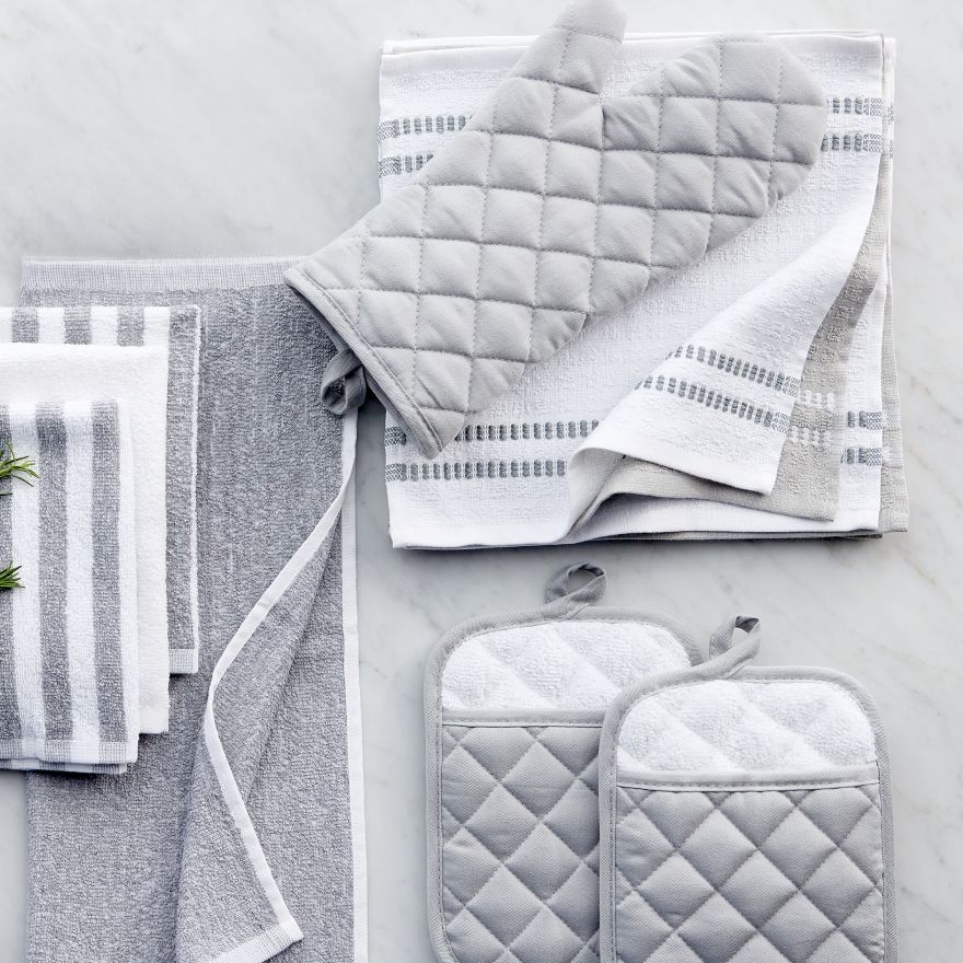 Set of oven mitts and pot holders