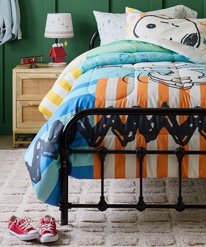 Peanuts themed bedding.