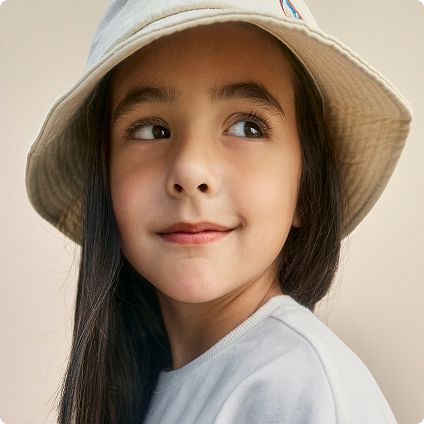 Girl wearing wide-brimmed summer sun hat
