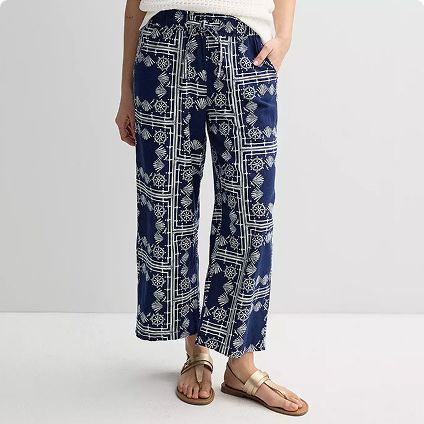 Woman wearing linen pants
