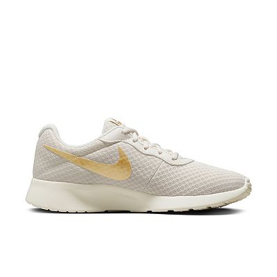 Girls white nike tanjun deals