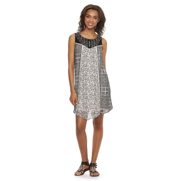 Juniors' Rewind Geometric VHem Shift Dress