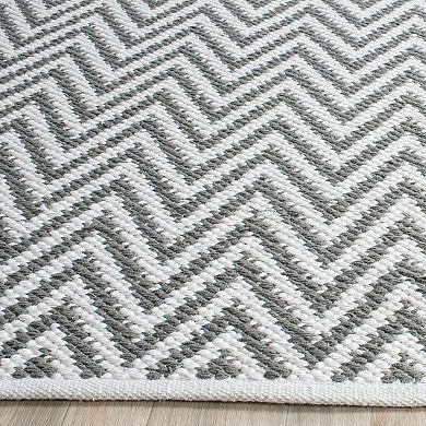 Safavieh Montauk Flynn Chevron Rug