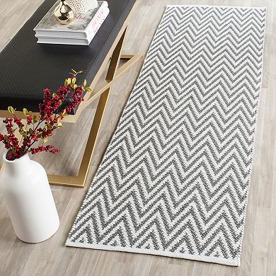 Safavieh Montauk Flynn Chevron Rug