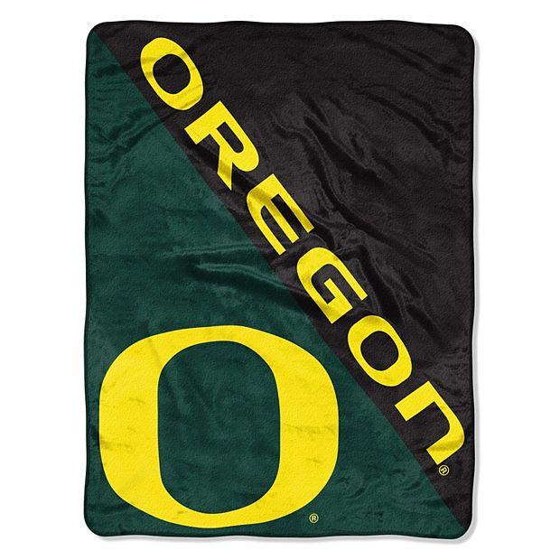 Lids Oregon Ducks 50'' x 60'' Plush Raschel Throw Blanket