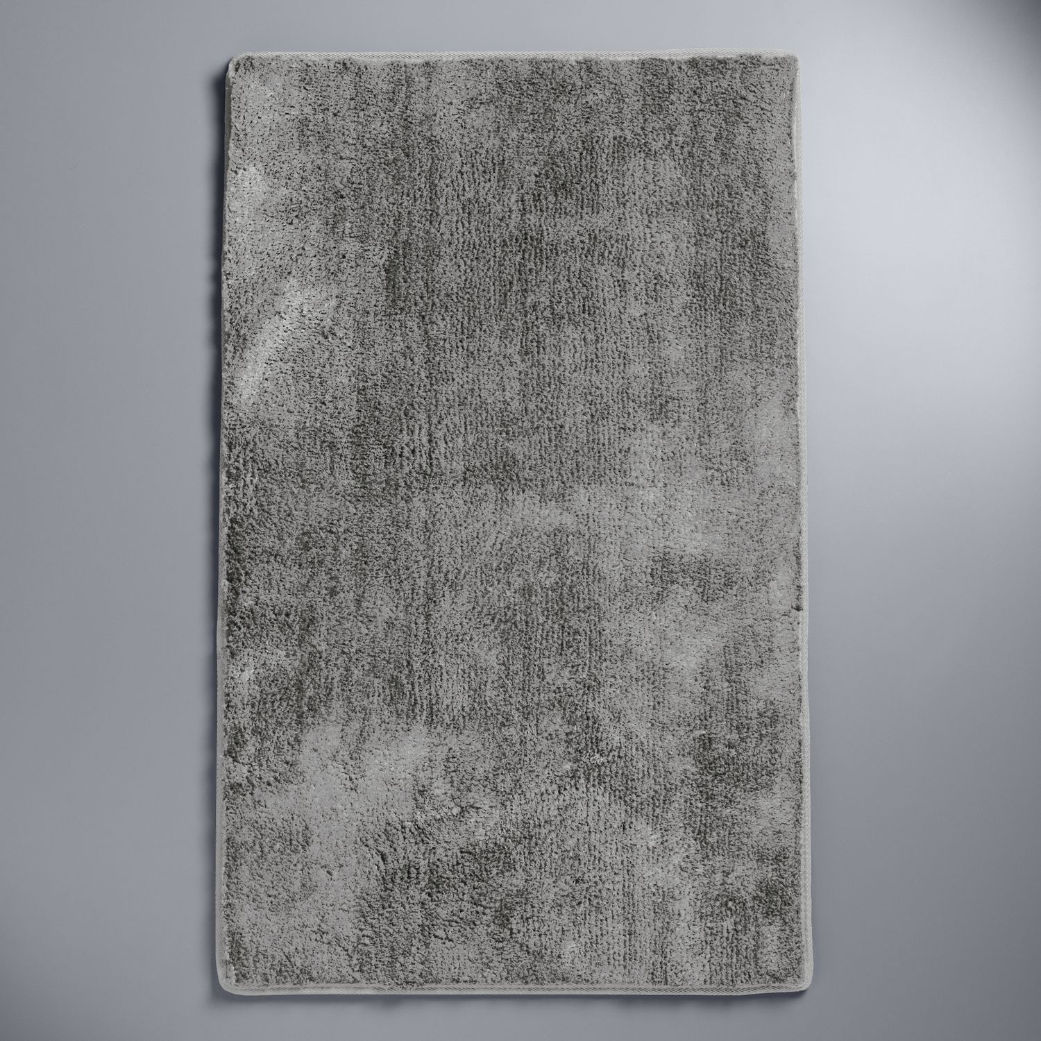 gray and white bath rug