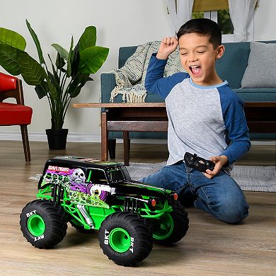 Monster Jam Official Grave Digger Remote Control Truck 1:15 Scale 2.4GHz