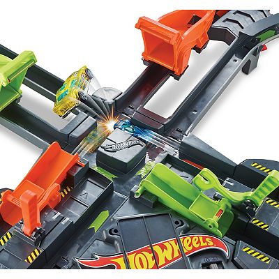 Hot wheels colossal outlet crash track