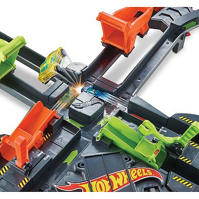 Mattel Hot Wheels Colossal Crash Track Set