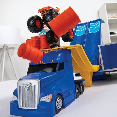 Monster Jam, Official 2-in-1 Transforming Hauler Playset with Exclusive 1:64 Scale Die-Cast Monster Truck