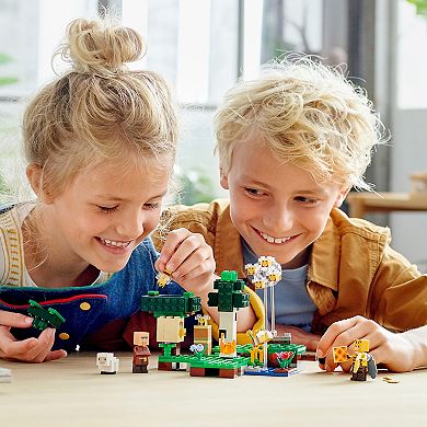 LEGO Minecraft The Bee Farm LEGO Set 21165 (238 Pieces)