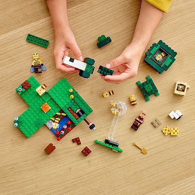 LEGO Minecraft The Bee Farm LEGO Set 21165 (238 Pieces)