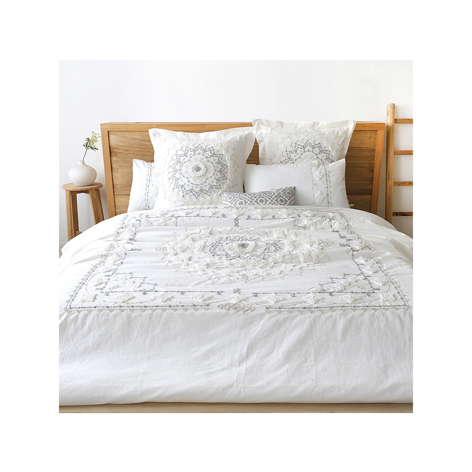 Arte Boema Harleson Medallion Comforter Set, White