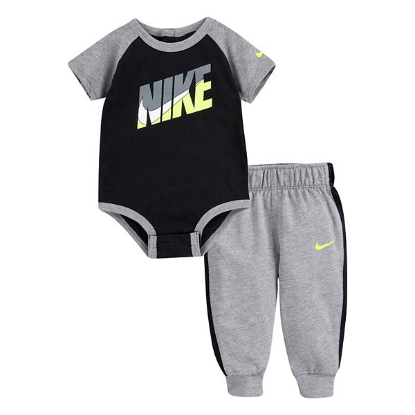 versieren Onderdrukking Uithoudingsvermogen Baby Boy Nike Raglan Bodysuit & Pants Set