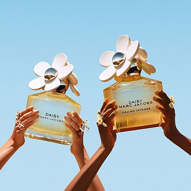 Daisy Eau So Intense Eau de Parfum with Strawberry, Golden Honey, Vanilla & Moss