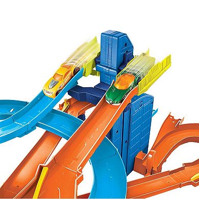 Hot Wheels Auto Lift Expressway Track and Toy Cars Playset