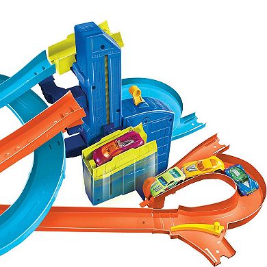 Hot Wheels Auto Lift Expressway Track and Toy Cars Playset