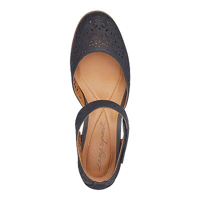 Easy Spirit Cindie Women s Perforated Leather Pumps