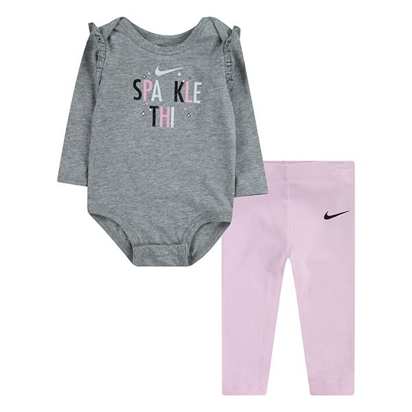 Nike newborn girl clothes best sale