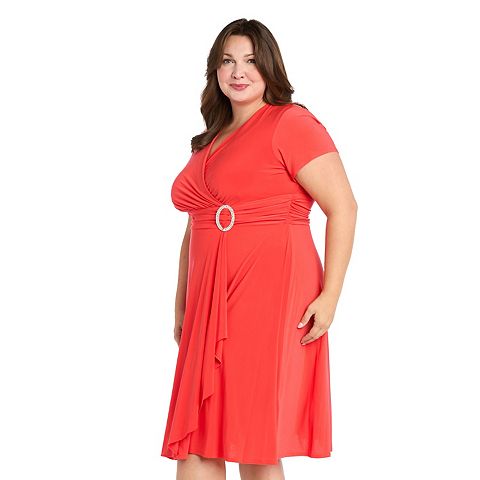 Женские платья R&M Plus Size R&M Richards Cascade Jersey Dress with Brooch