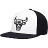 Men's Mitchell & Ness White/Black Chicago Bulls Front Post Snapback Hat