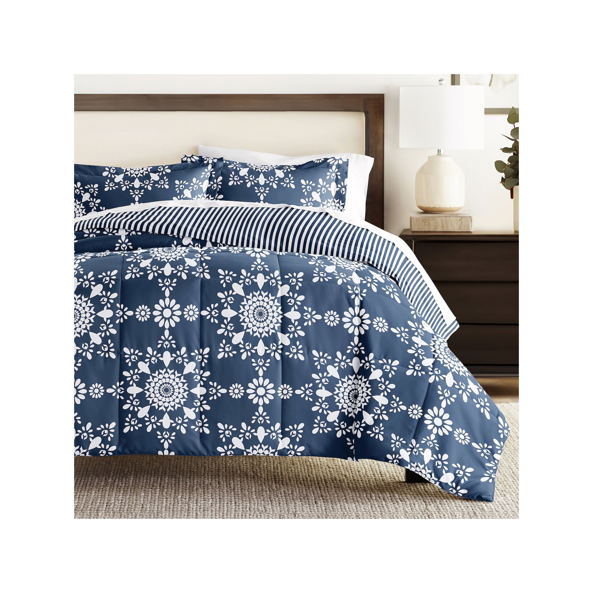 Home Collection Premium Ultra Soft Daisy Medallion Reversible Down-Alternat