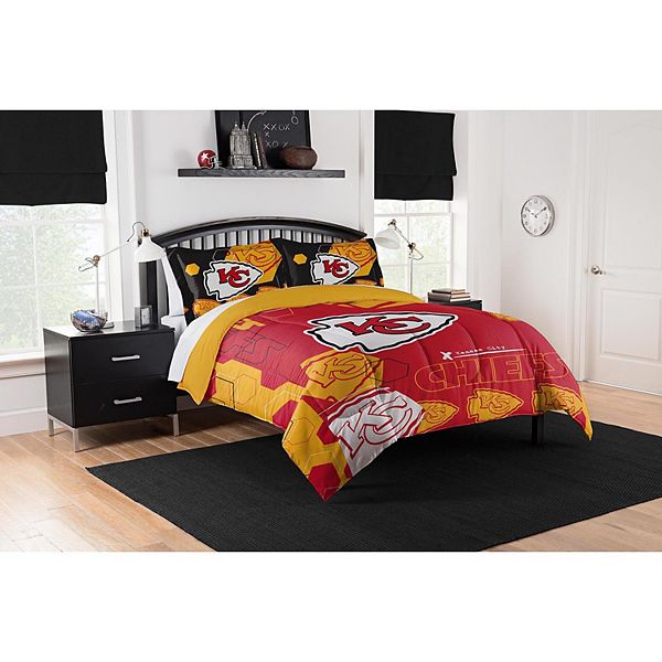The Northwest Kansas City Chiefs Full/Queen Comforter Set with Shams