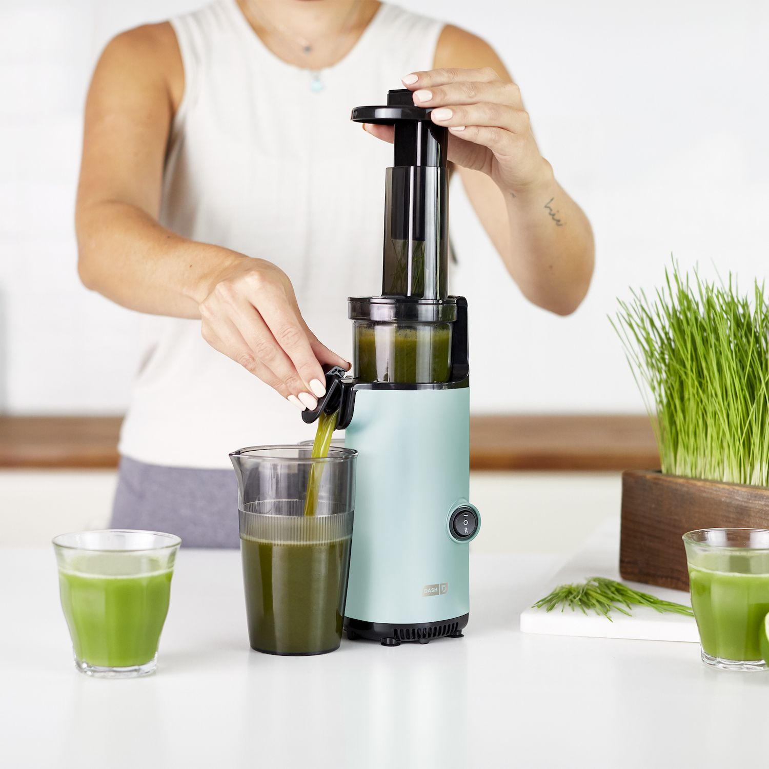 Dash Compact Cold Press Power Juicer❗MAY HAVE MISSING PIECES/NEEDS CLEANING❗