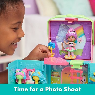 Spin Master Gabby's Dollhouse Dress-Up Closet Portable Playset with a Gabby Doll