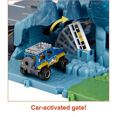 Matchbox Cars Playset with 1:64 Scale Toy SUV, Volcano Escape with Lights and Sounds