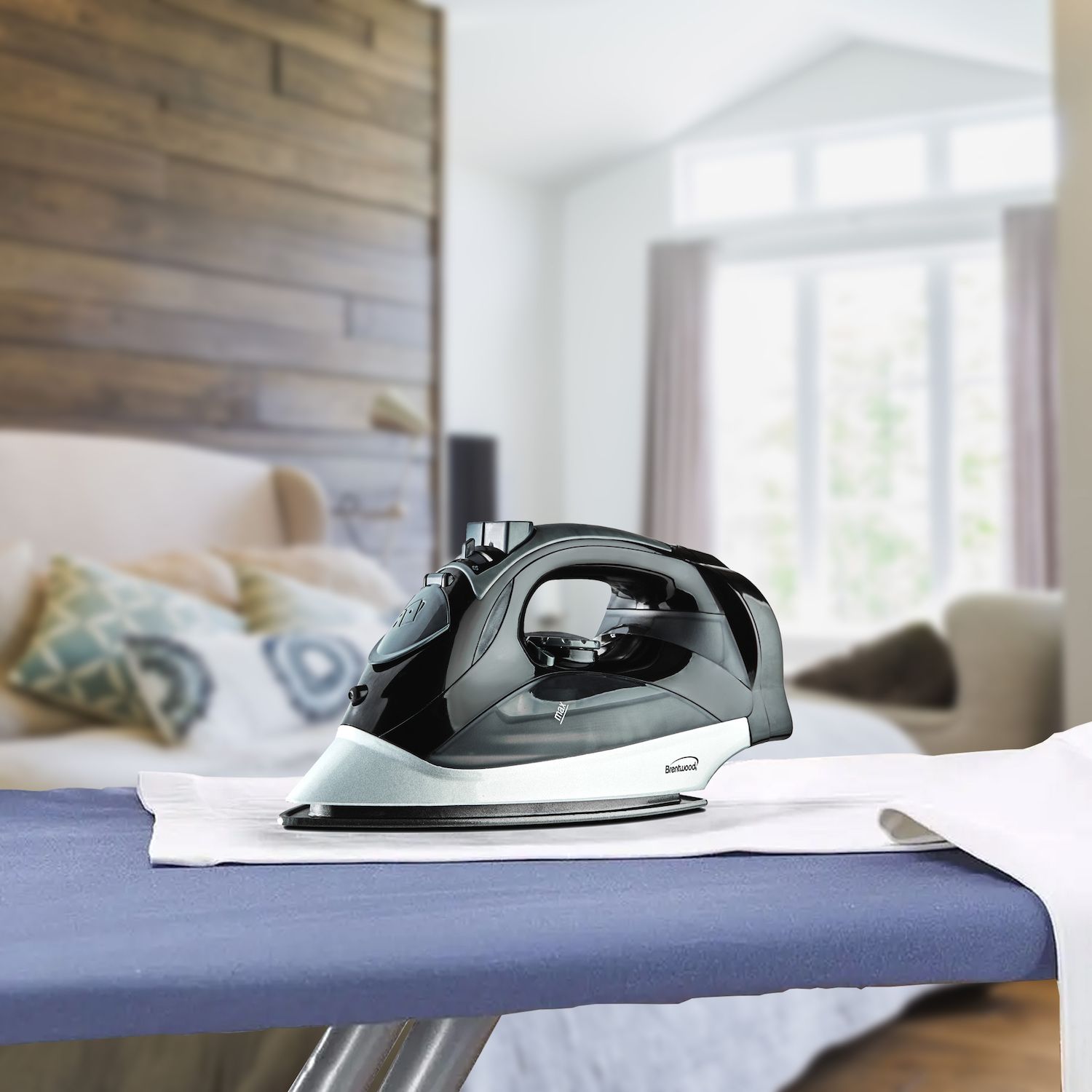 Brentwood MPI-59R Non-Stick Steam Iron - Retractable Cord, Red (Brand New)