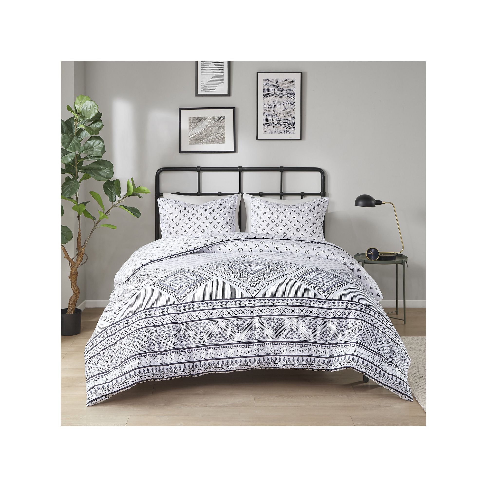 Intelligent Design Zoe Reversible Comforter Set, Black White