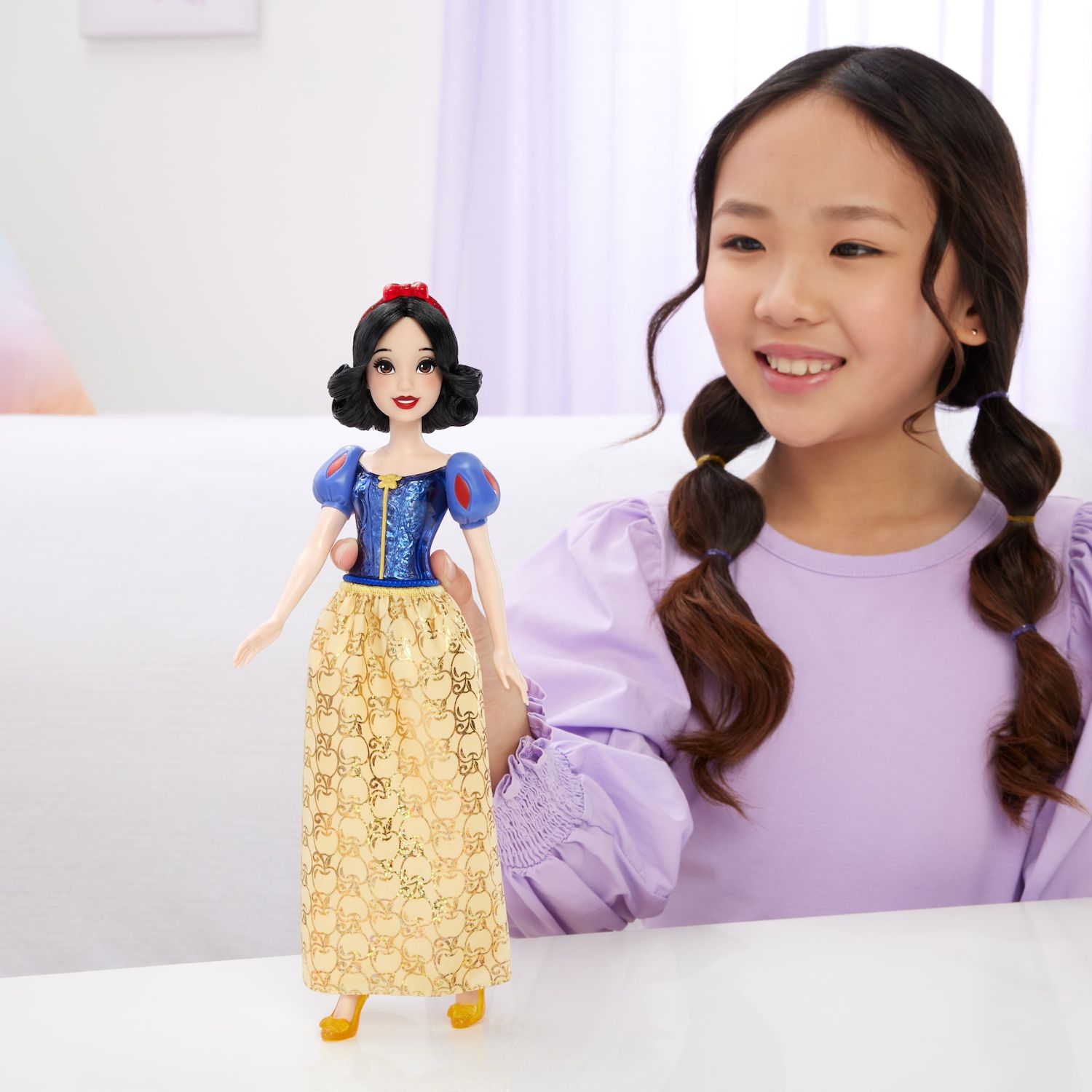 Детская кукла Disney Princess Snow White Fashion Doll and Accessories by Mattel — фото 2