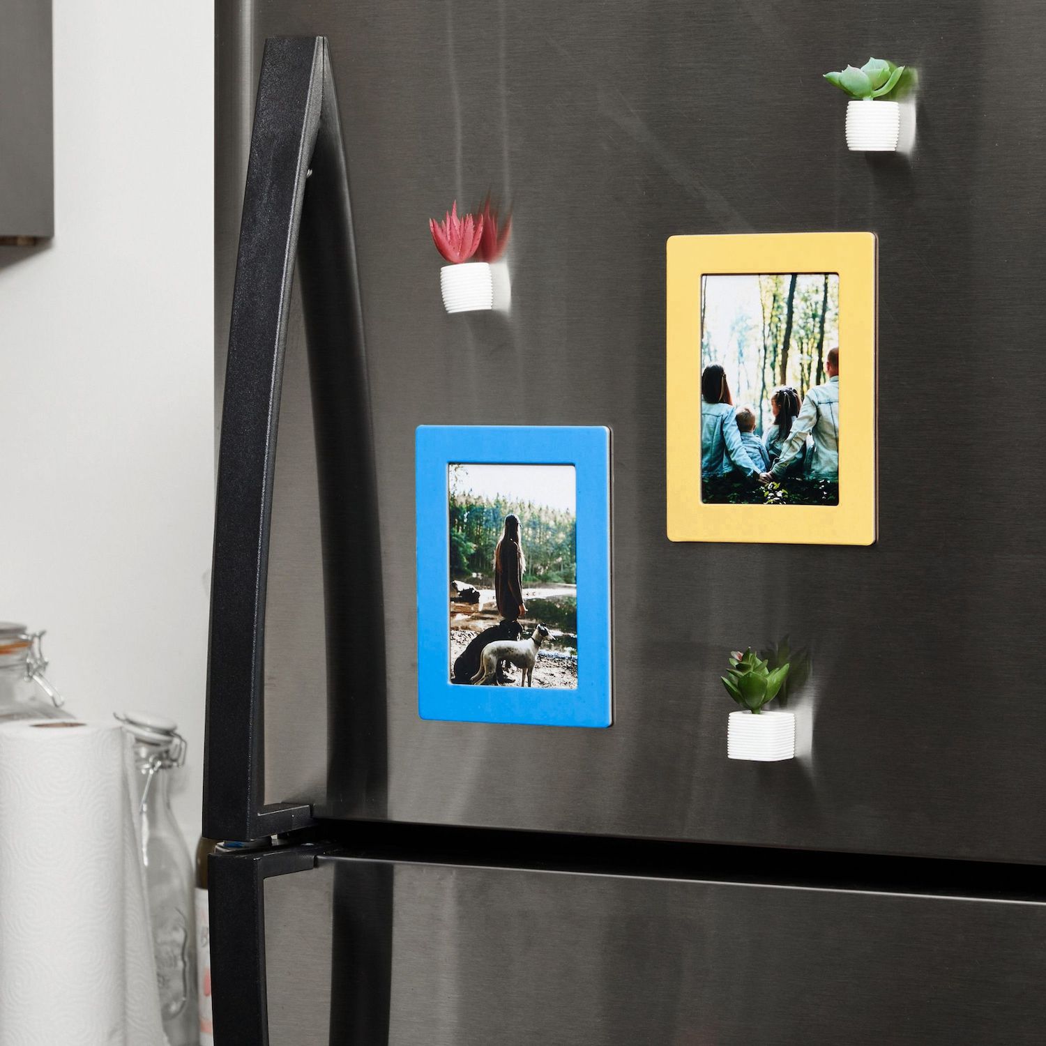 NEUREGY 2 Pack 4x6 Picture Frames - Scalloped Edge, Magnetic Stand For Desk Or Refrigerator