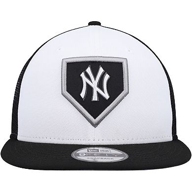 Men's New Era White/Black New York Yankees 2022 Clubhouse Trucker 9FIFTY Snapback Hat