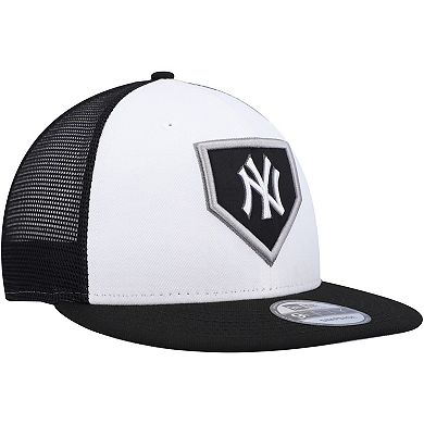 Men's New Era White/Black New York Yankees 2022 Clubhouse Trucker 9FIFTY Snapback Hat