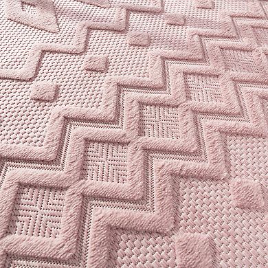 Indoor & Outdoor Rug With High-Low Geometric Trellis Pattern