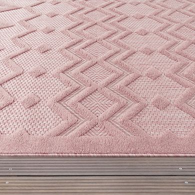 Indoor & Outdoor Rug With High-Low Geometric Trellis Pattern