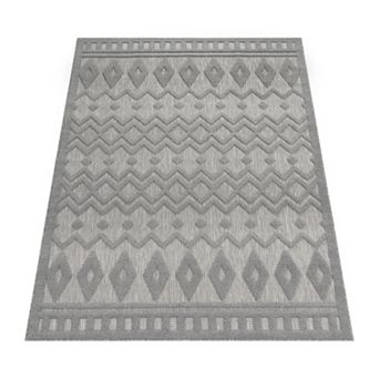 Indoor & Outdoor Rug With High-Low Geometric Trellis Pattern