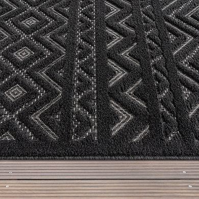 Indoor & Outdoor Rug With High-Low Boho Trellis Pattern