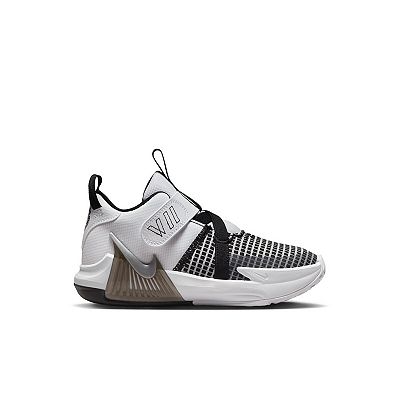ナイキ キッズ バッシュ Nike Kids' Grade School Lebron Witness 7 Basketball Shoes - White/Silver/Black 6262026_Metallic_Silver_Black?